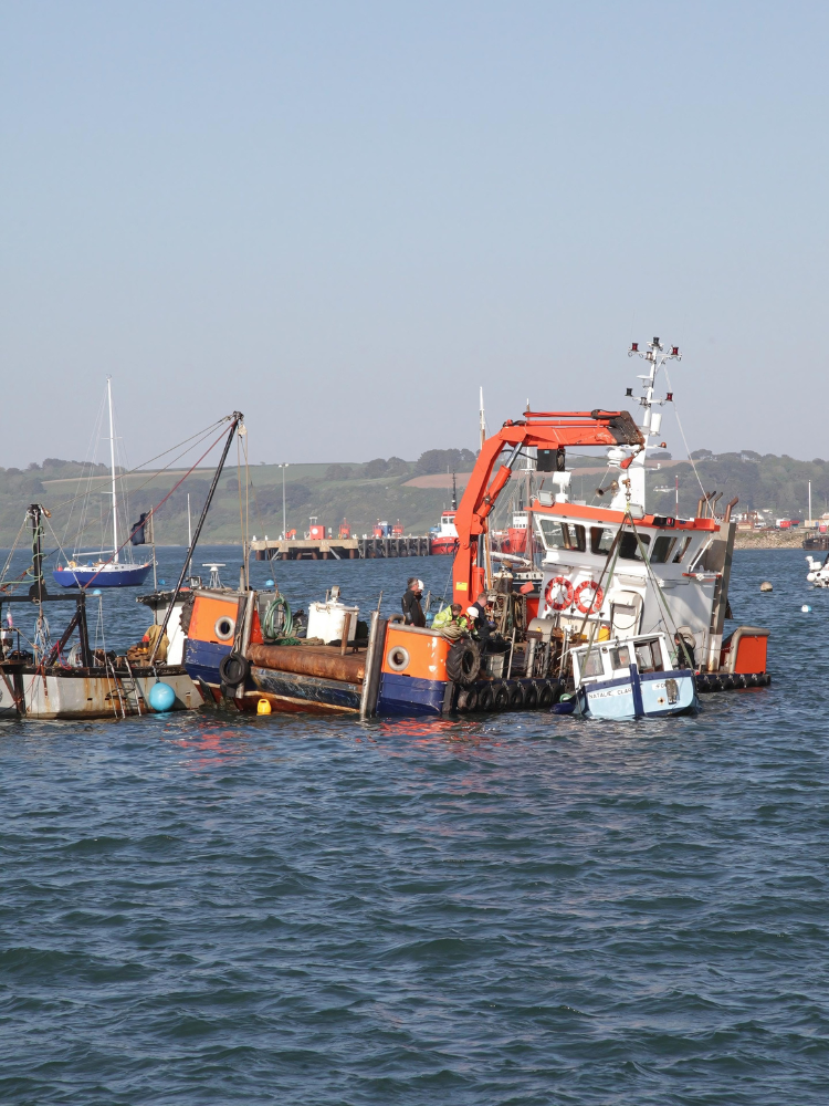 Obervargh lifting a sunken boat